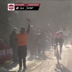 Van der Poel y su show en la Strade Bianche con dos ataques para el recuerdo