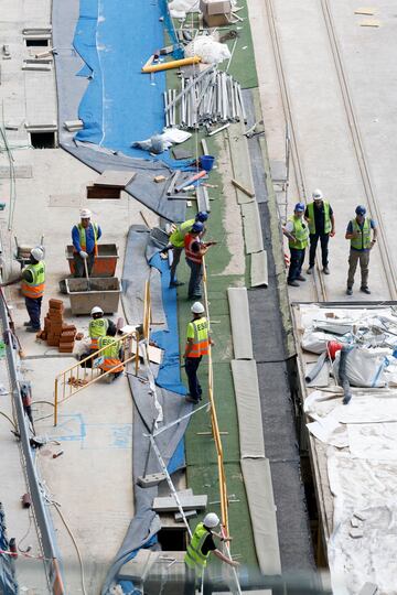 Operarios relizan diversas tareas en la instalación de butacas, vallas de vidrio y pantallas, así como cambios en la instalación de las bandejas del césped.