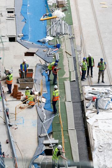 Operarios relizan diversas tareas en la  instalación de butacas, vallas de vidrio y pantallas, así como cambios en la instalación de las bandejas del césped.