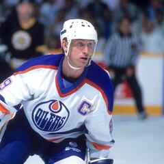 How much did Wayne Gretzky’s final Edmonton Oilers jersey sell for?