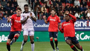 PAMPLONA, 21/12/2024.- El defensa de Osasuna Jorge Herrando (i) lucha con Iñaki Williams (2i), del Athletic de Bilbao, durante el encuentro de la jornada 18 de LaLiga que Atlético Osasuna y Athletic de Bilbao disputan este sábado en El Sadar. EFE/Jesús Diges