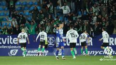 Los jugadores del Racing, celebrando con su afición el gol marcado por Yeray en Ponferrada.