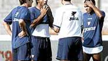 MALESTAR. El retraso de Otero y Tabaré ha enfadado considerablemente a los responsables de la entidad sevillista.