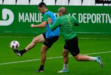 Mantilla, ante el inédito Jorge Pombo, durante esta semana. El defensa de Maliaño marcó ante el Burgos y José Alberto lo volverá a colocar en el 11 titular.