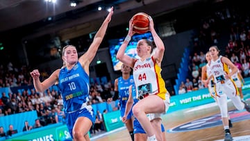 Iyana Martín, base de la Selección, se lanza al aro de Gran Bretaña durante el primer partido del Eurobasket 2025.
