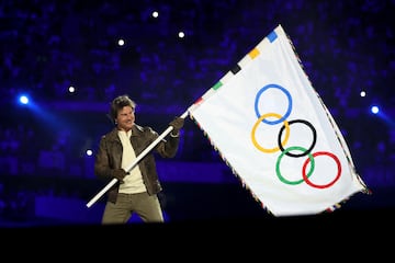 El actor estadounidense Tom Cruise recibe la bandera olímpica durante la ceremonia de clausura de los Juegos Olímpicos de París 2024.