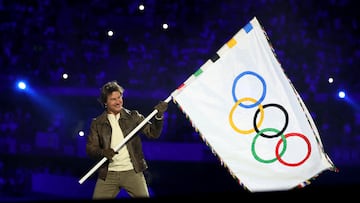 Paris 2024 Olympics - Ceremonies - Paris 2024 Closing Ceremony - Stade de France, Saint-Denis, France - August 11, 2024. Actor Tom Cruise holds the Olympic flag during the closing ceremony. REUTERS/Phil Noble