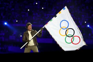 Paris 2024 Olympics - Ceremonies - Paris 2024 Closing Ceremony - Stade de France, Saint-Denis, France - August 11, 2024. Actor Tom Cruise holds the Olympic flag during the closing ceremony. REUTERS/Phil Noble