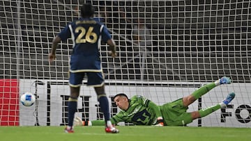 Pumas' goalkeeper #01 Alex Padilla concedes a goal during the CONCACAF Champions Cup quarterfinals second leg football match between Mexico's Pumas and Canada's Vancouver Whitecaps at the Olimpico Universitario stadium in Coyoacan, Mexico City, on April 9, 2025. (Photo by Carl de Souza / AFP)