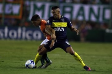 Buenos Aires 11 Marzo 2017
Banfield vs Boca por la fecha 15 del Torneo de la Independencia del Futbol Argentino, en el Estadio Florencio Sola, Banfield.
 Eric Remedi \'a0de Banfield y  Ricardo Centurion de Boca Juniors\
Foto Ortiz Gustavo