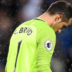 En Inglaterra se ensañan con Claudio Bravo y piden regreso de Hart