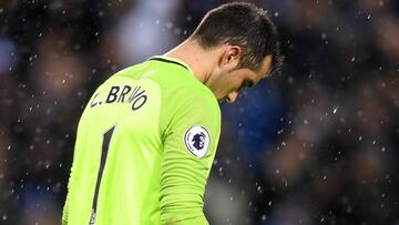 En Inglaterra se ensañan con Claudio Bravo y piden regreso de Hart