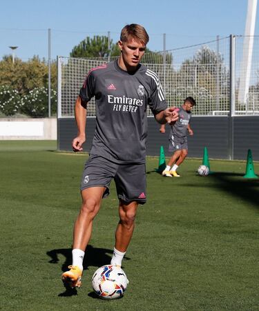 Corrían los primeros días de 2015, cuando el Real Madrid oficializó el fichaje de una joven promesa noruega, Martin Odegaard. El joven talento nórdico comenzó a hacer sus primeras armas en las filas del Castilla que por entonces dirigía Zidane. Tras debutar en el último partido liguero (suplió a Cristiano) ante el Getafe, abordó dos experiencias en terreno holandés. La campaña 2019-20 se marchó a San Sebastián donde explotó todo su trabajo. El Madrid lo recuperó para esta campaña, donde ya ha empezado a dejar muescas de su trabajo.
