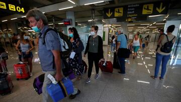 Passengers arrive at the airport, amid the outbreak of the coronavirus disease (COVID-19), in Palma de Mallorca, Spain, August 15, 2020. REUTERS/Enrique Calvo