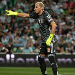 Nahuel da patada a Eduardo Aguirre y es perdonado por el VAR