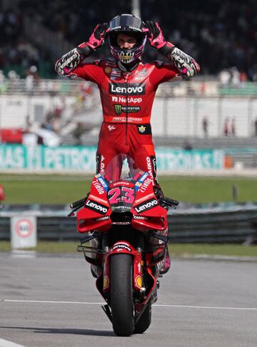 Alegría del piloto nacido en Rímini tras proclamarse campeón del Gran Premio de Malasia de Moto GP 2023.