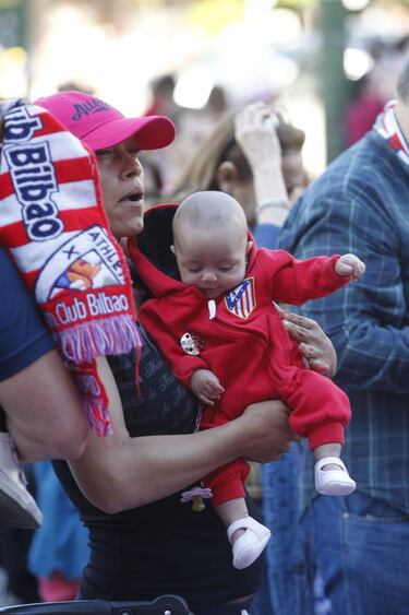 Thousands of Atlético fans sing Simeone support at the Calderón