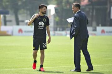 Oribe llegó en 2014 luego de haber brillado con Santos Laguna y la Selección Mexicana que ganó la medalla de oro en Londres 2012. Desde entonces ha sido un goleador constatnte y acumula ya 59 tantos con la playera azulcrema.