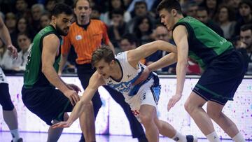 Fran Cardenas lucha con Albert Ventura y Nenad Dimitrijevic por un balón.