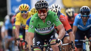 Slovakia's Peter Sagan celebrates after crossing the finish line to win the fifth stage of the 105th edition of the Tour de France cycling race between Lorient and Quimper, western France, on July 11, 2018. / AFP PHOTO / Jeff PACHOUD