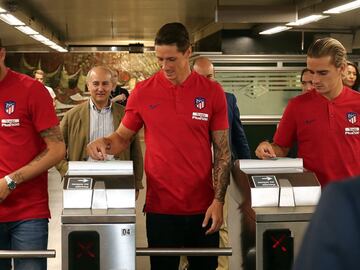 Saúl, Torres y Griezmann pasando los tornos del Metro.