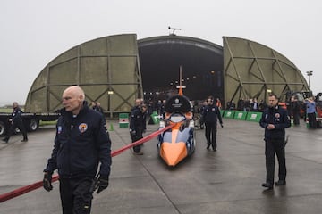 El Bloodhound SSC Supersonic diseñado por el aerodinamista de 87 años Ron Ayers en colaboración con Richard Noble, tiene previsto alcanzar el récord de los 1.609 kilómetros por hora en el desierto Hanskeen Pan de Sudáfrica.