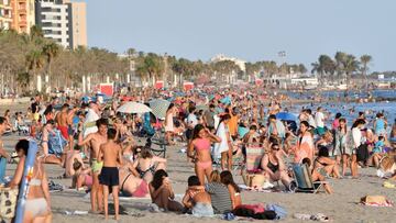 GRAFAND1269. ALMERÍA, 07/08/2020.- Numerosas personas disfrutan de la Playa de San Miguel en Almería en una jornada marcada por las altas temperaturas lo que ha llevado al AEMET a declarar la alerta amarilla. EFE / Carlos Barba