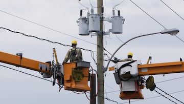 Hydro men working on a new line