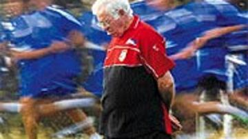 <B>PENSATIVO</B>. Luis todavía sigue meditando el sistema que va a utilizar y una serie de puestos en el once titular que todavía están por definir.