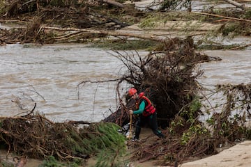 Un operario en el puente de la Pedrera, colapsado a causa de la DANA, en el municipio de Aldea del Fresno.