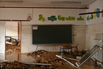 Imágen de escombros esparcidos por una aula después de la reciente inundación repentina en el municipio de Alfafar.