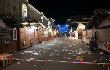 Vista del mercado navideño de Magdeburgo tras ser acordonado por la policía alemana.