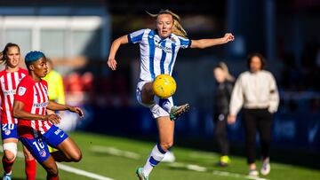 Jensen controla un balón en el Atlético - Real Sociedad de la Liga F.