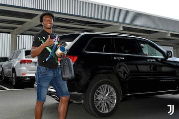 Juan Guillermo Cuadrado llega con alegría a Continassa para iniciar la era Pirlo. 