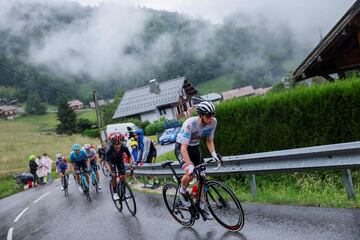 Victoria de Ben O'Connor en solitario en los Alpes bajo la lluvia