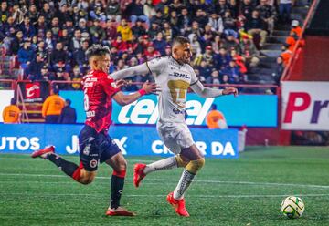 Meritao fights for a ball in the game against Tijuana.