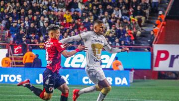 Nicolás Díaz, de Xolos de Tijuana, disputa un balón con Higor Meritao, de Pumas, en el Clausura 2023.
