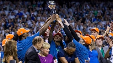 Las jugadoras de las Minnesota Lynx alzan el trofeo que les acredita como campeonas de la WNBA 2017.