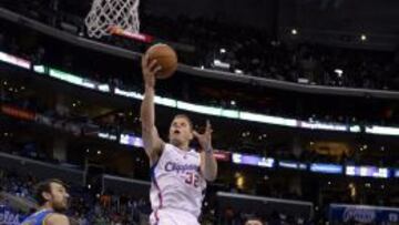 Blake Griffin (2-i) de Los Ángeles Clippers intenta un lanzamiento ante Andrew Bogut (i) de Golden State Warriors.