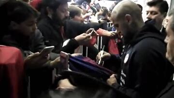 Fotos y autógrafos: así se retiró Vidal tras la dura derrota