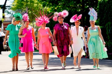 El martes comenzó el Royal Ascot, el meeting de carreras de caballos más glamuroso del mundo y que se celebra desde 1771. El hipódromo es propiedad de la familia real británica, que vive a escasas seis millas (19,3 kilómetros). Las pamelas y los tocados, vestidos y trajes compiten en la grada como los caballos en la pista.