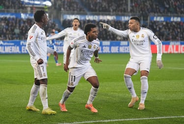 Rodrygo celebra el gol decisivo junto a sus compañeros, desatando la euforia en Mendizorroza.