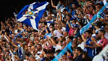 Los aficionados del CD Tenerife animan durante un partido de la temporada 2021/2022.