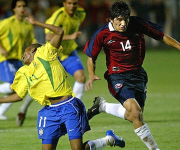 Miguel Aceval jugó como central por izquierda. En la imagen marcando a Robinho.