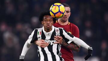 Juan Guillermo Cuadrado ante la marca de Kolarov en el juego entre Juventus y Roma por la fecha 18 de la Serie A de Italia