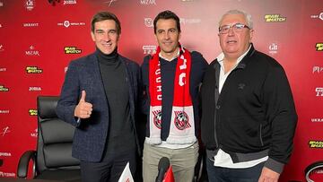 Jorge López posa en su presentación como director deportivo del FC Krybvas.