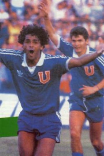 En 1989, vuelve a Chile y ficha en 'La U', convirtiéndose en pilar fundamental para lograr el ascenso de los azules a Primera Disión, tras una temporada en la B.