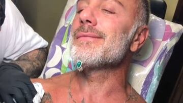 Gianluca Vacchi se tat&uacute;a su canci&oacute;n LOVE en el pecho.