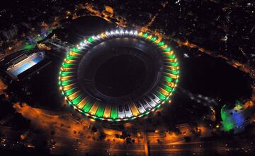 El histórico estadio estaba de cumpleaños: celebraba sus 60 años de fundación y para eso se iluminó con los colores de la bandera de Brasil: amarillo, verde, azul y blanco. Además, se organizó una exposición en donde se podían ver objetos de partidos históricos que se habían celebrado allí, como el balón con el que Pelé marcó su gol número 1.000, trajes de Garrincha, y fotos de músicos que habían actuado allí.