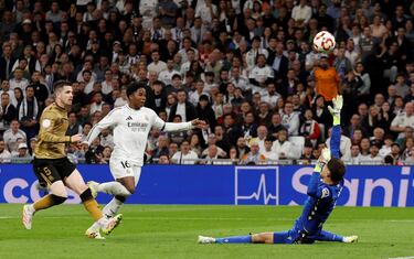 1-1. Gran pase desde el centro del campo de Vinicius al espacio para la carrera de Endrick, que define con una delicada vaselina superando a Álex Remiro.